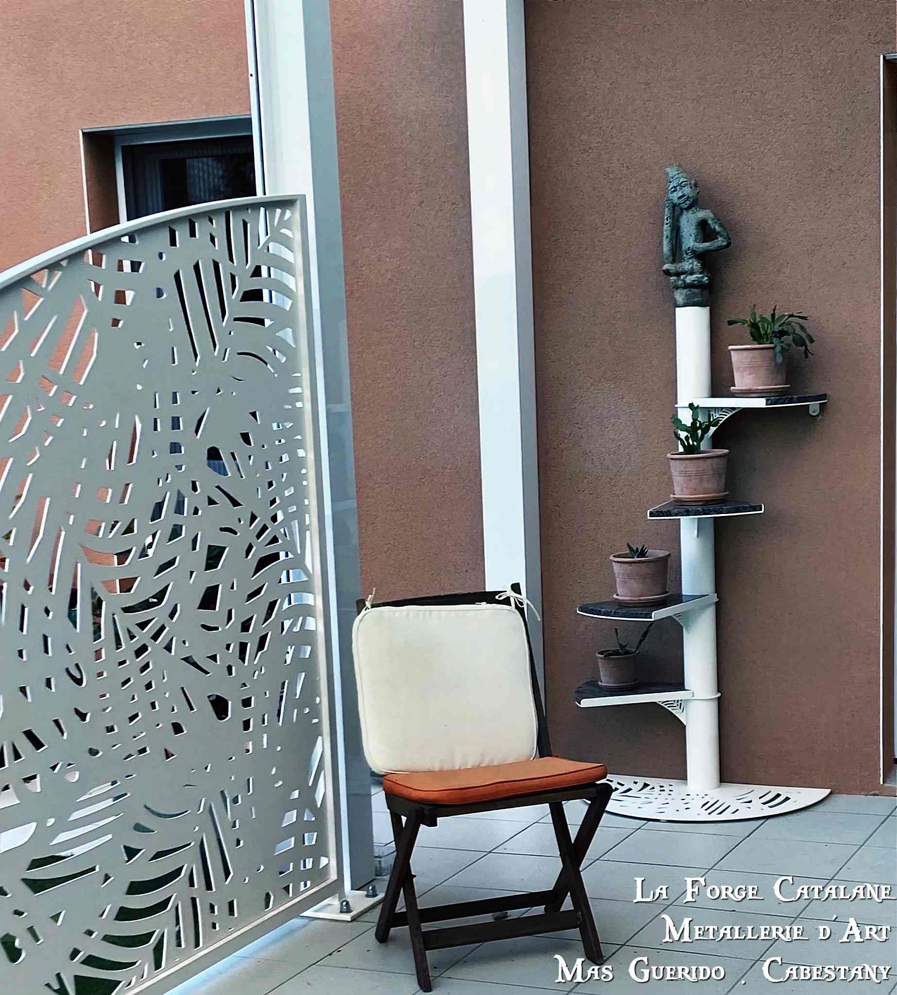 paravent ossature fer remplissage vegetal decoupe laser thermolaquage blanc forge catalane.jpg